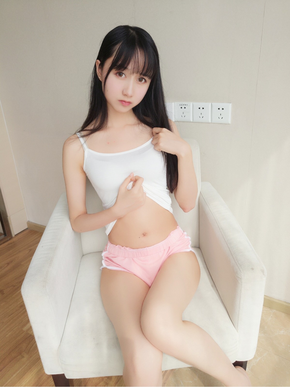 xgyw.top_萌系小姐姐木绵绵OwO白色背心Cos主题私房吊带背心配粉色内裤迷人诱惑写真28P