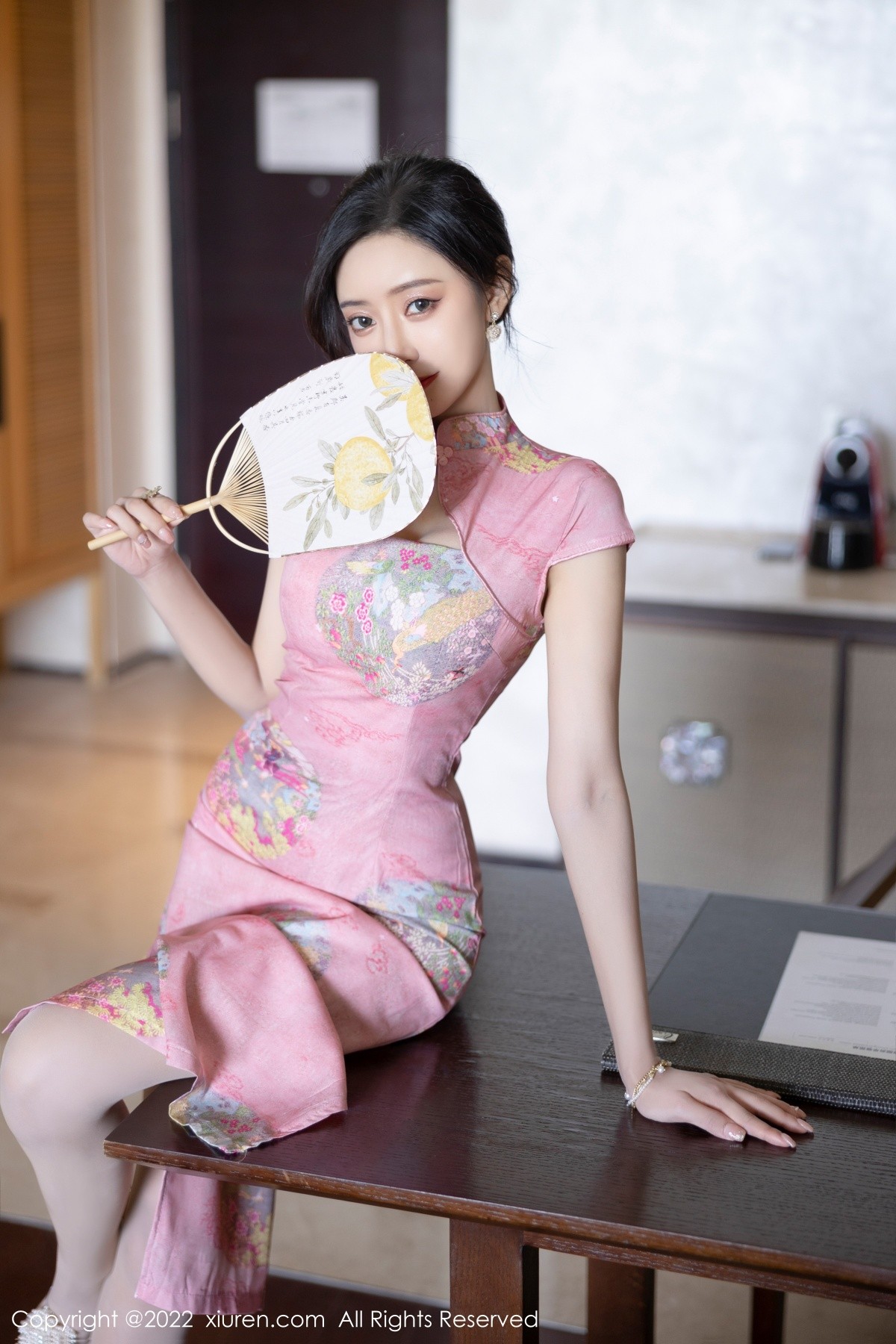 xgyw.top_XiuRen第5007期_女神王馨瑶yanni厦门旅拍脱粉红旗袍露性感内衣超薄肉丝诱惑写真85P