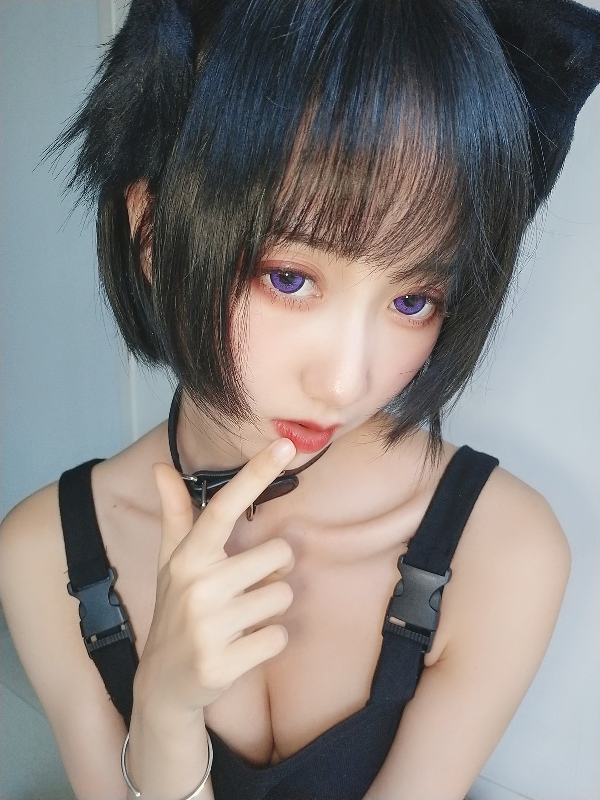xgyw.top_萌系小姐姐木绵绵OwO不良猫主题私房脱红色衬衫露性感黑色内衣完美诱惑写真44P
