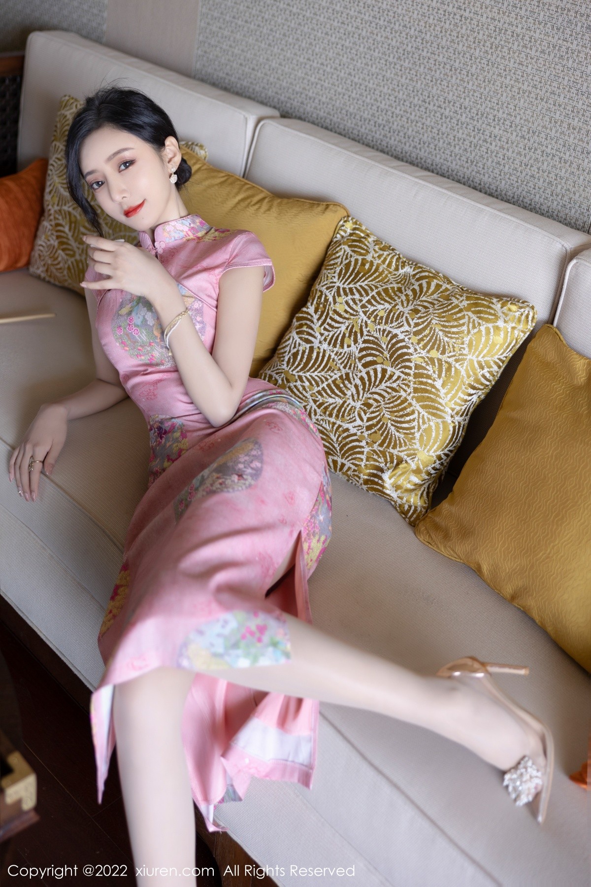 xgyw.top_XiuRen第5007期_女神王馨瑶yanni厦门旅拍脱粉红旗袍露性感内衣超薄肉丝诱惑写真85P