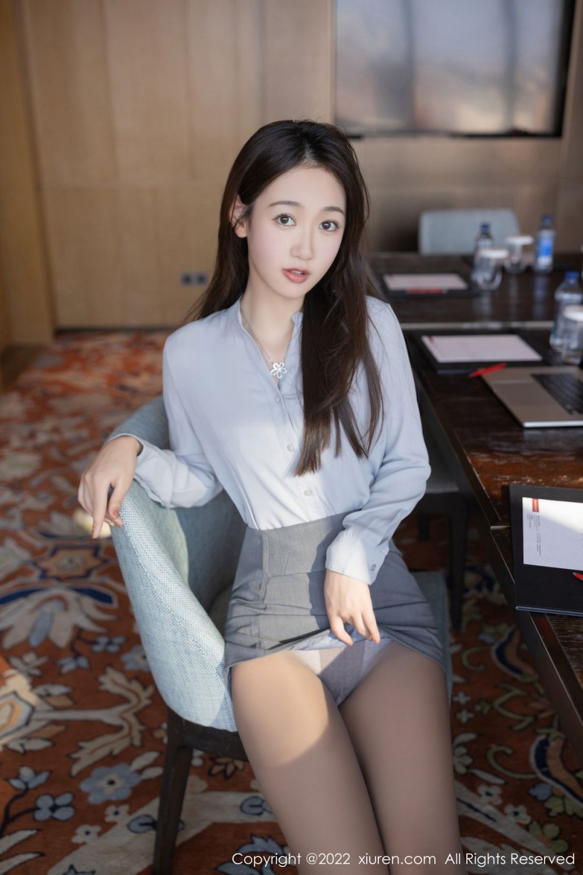 xgyw.top_XiuRen第5016期_模特唐安琪珠三角旅拍蓝灰长T配灰短裙半脱露蕾丝内衣诱惑写真77P