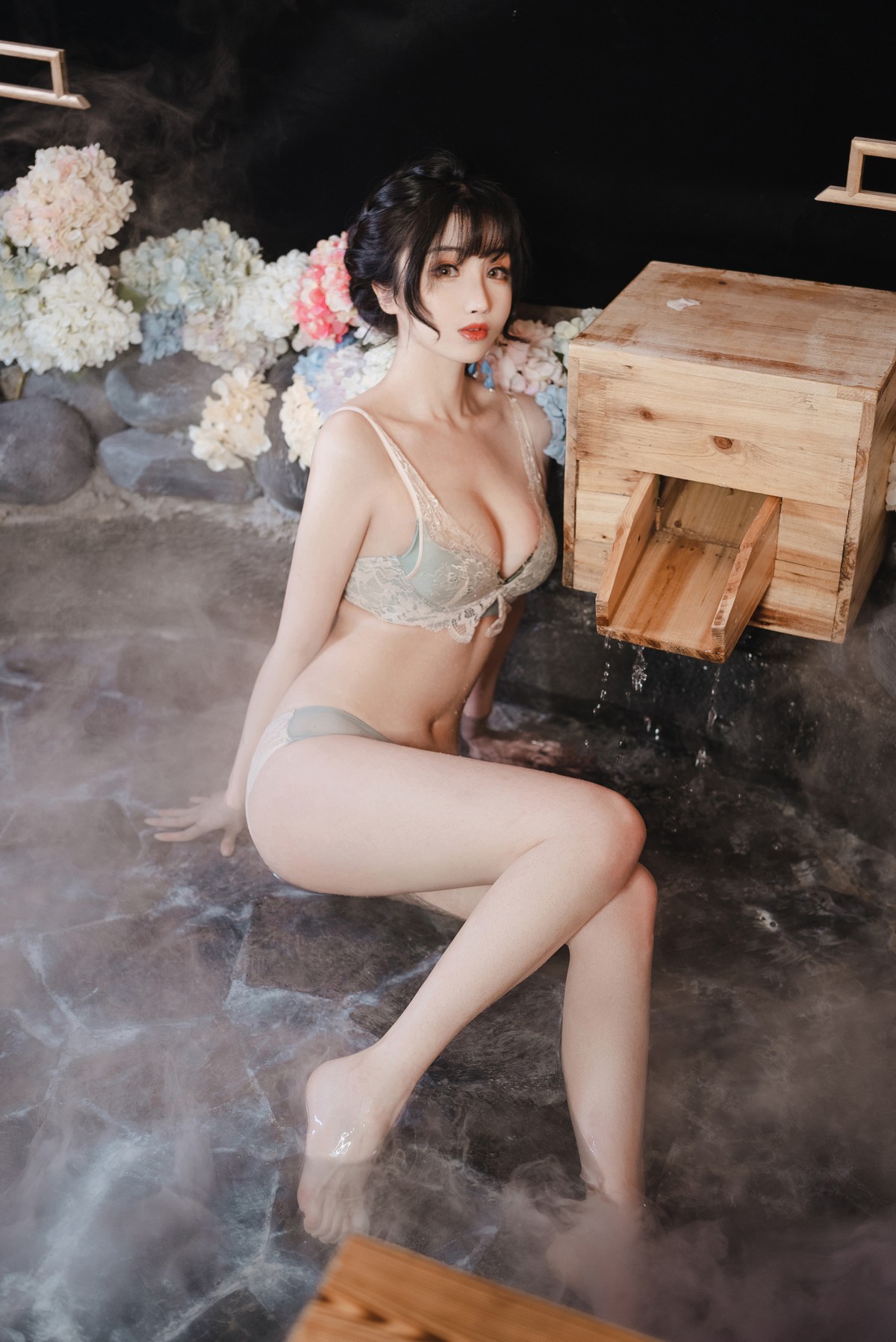xgyw.top_网络美女rioko凉凉子温泉旅行主题私房脱日系服饰露性感蕾丝内衣迷人诱惑写真31P
