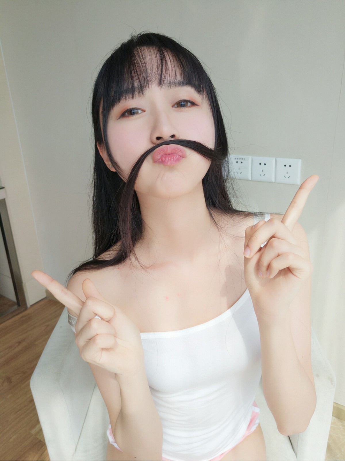 xgyw.top_萌系小姐姐木绵绵OwO白色背心Cos主题私房吊带背心配粉色内裤迷人诱惑写真28P