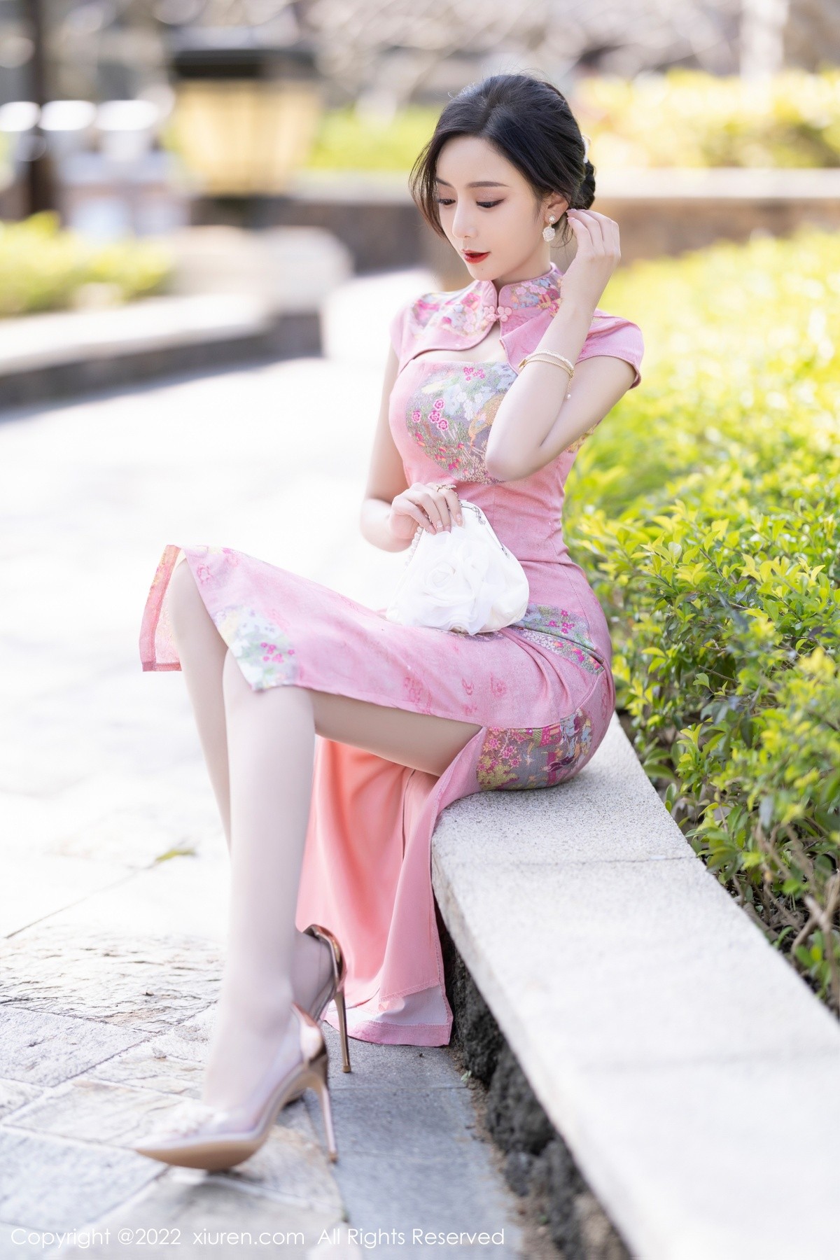 xgyw.top_XiuRen第5007期_女神王馨瑶yanni厦门旅拍脱粉红旗袍露性感内衣超薄肉丝诱惑写真85P