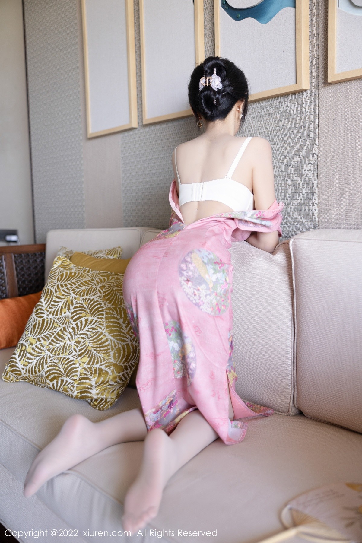 xgyw.top_XiuRen第5007期_女神王馨瑶yanni厦门旅拍脱粉红旗袍露性感内衣超薄肉丝诱惑写真85P