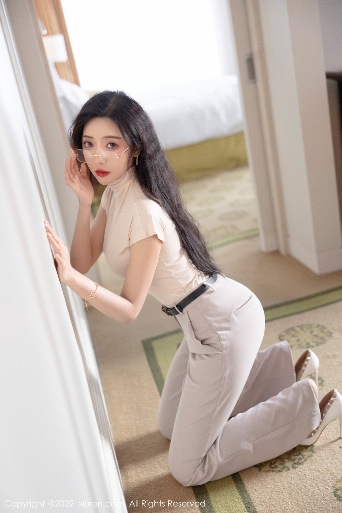 xgyw.top_XiuRen第5015期_女神王馨瑶yanni厦门旅拍OL装扮半脱露性感内衣完美诱惑写真108P