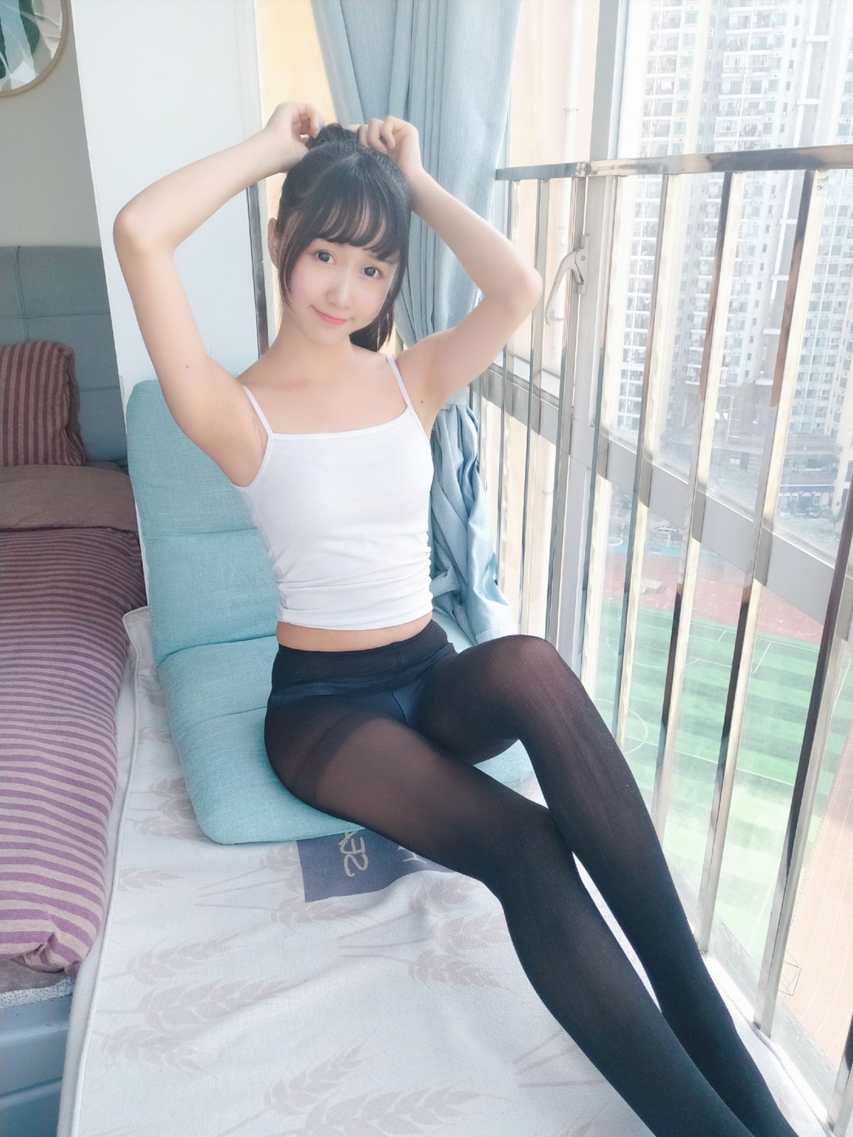xgyw.top_萌系小姐姐木绵绵OwO居家背心黑丝主题私房性感白色背心配黑丝裤袜诱惑写真40P