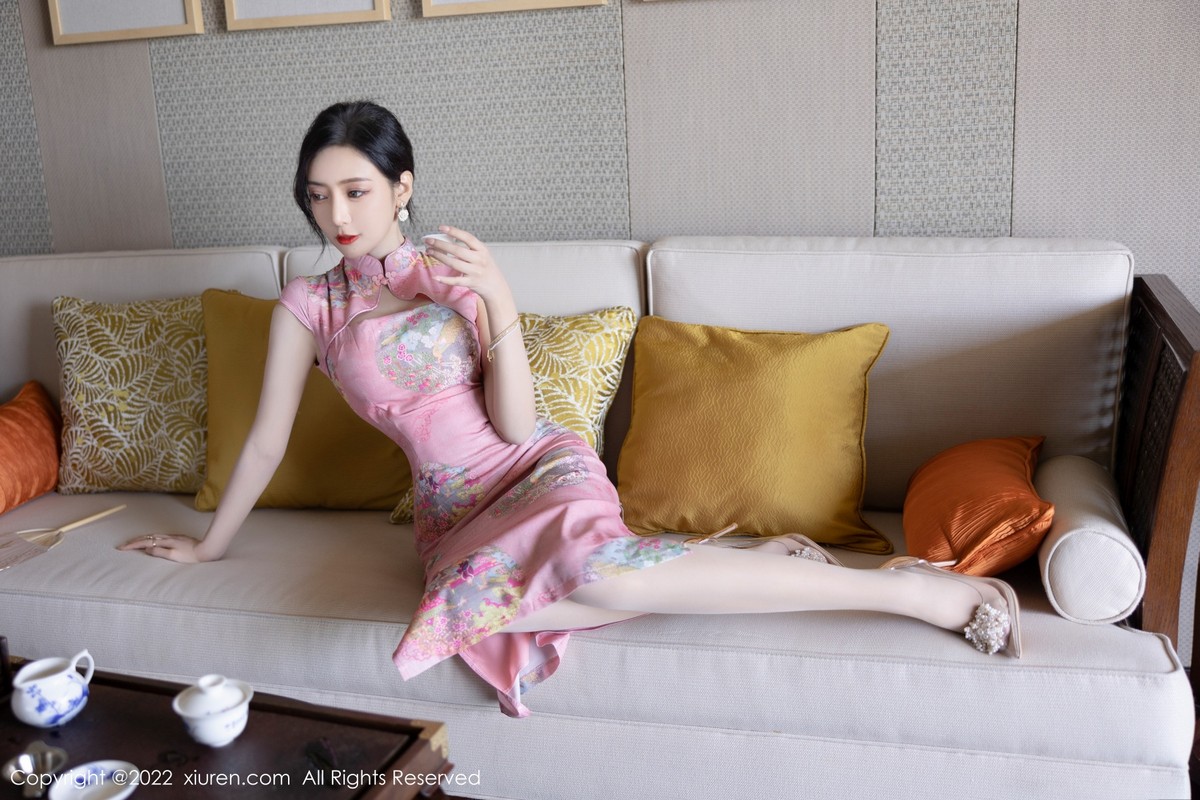 xgyw.top_XiuRen第5007期_女神王馨瑶yanni厦门旅拍脱粉红旗袍露性感内衣超薄肉丝诱惑写真85P