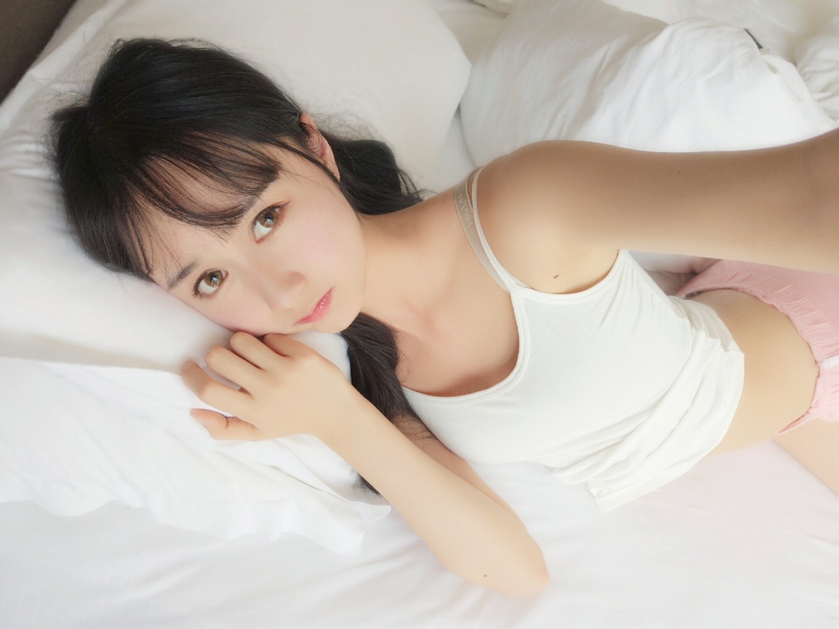 xgyw.top_萌系小姐姐木绵绵OwO白色背心Cos主题私房吊带背心配粉色内裤迷人诱惑写真28P