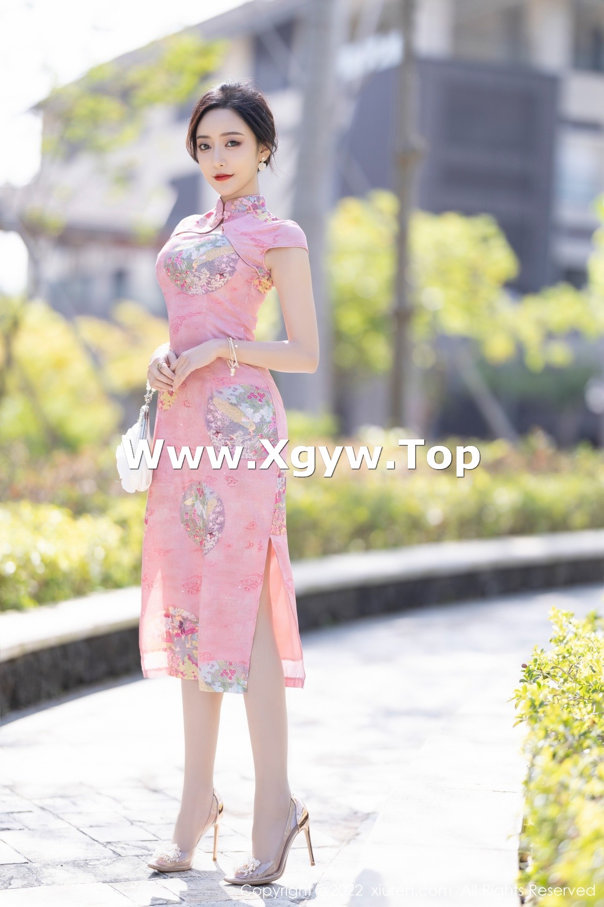 xgyw.top_XiuRen第5007期_女神王馨瑶yanni厦门旅拍脱粉红旗袍露性感内衣超薄肉丝诱惑写真85P