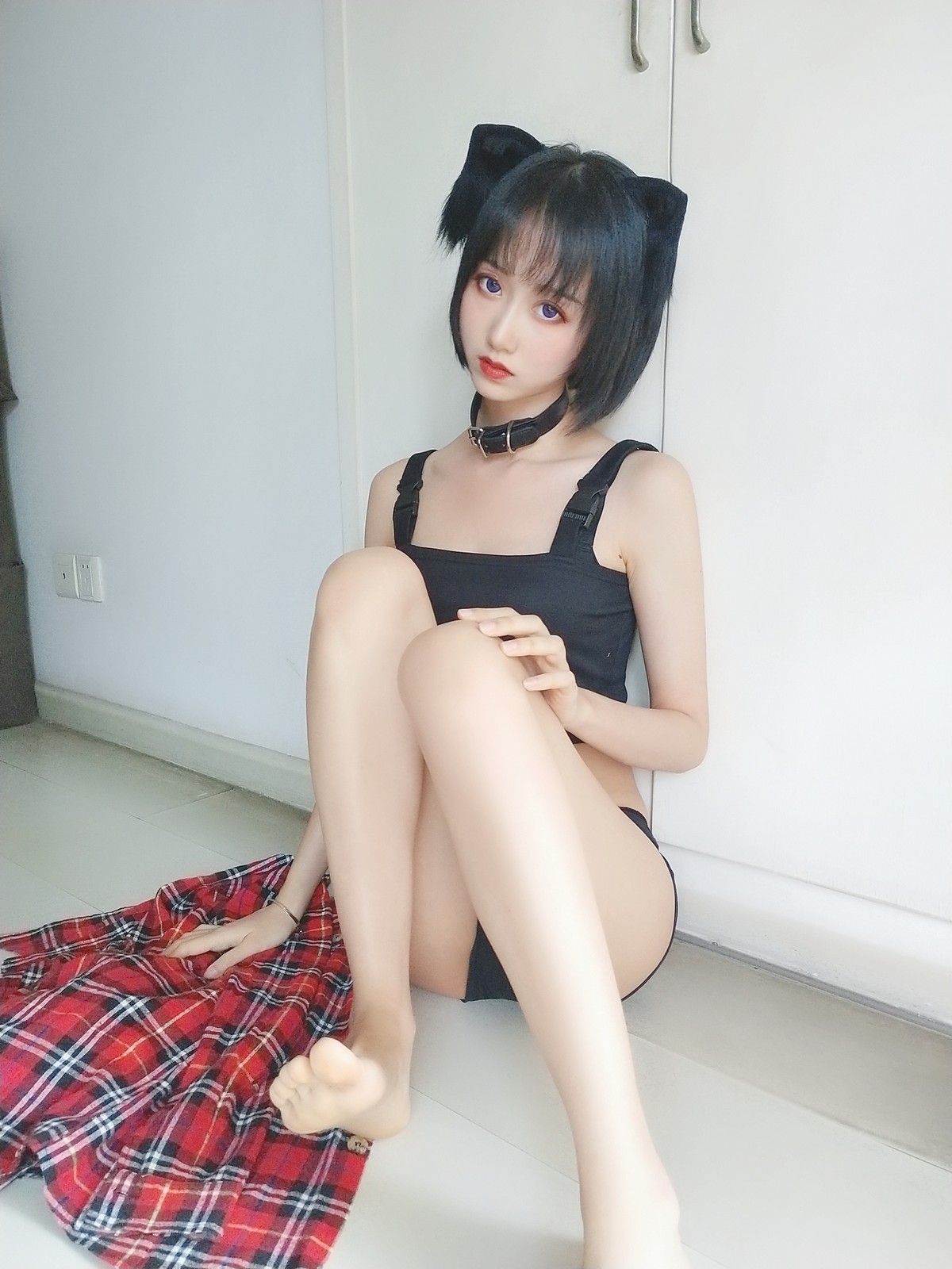 xgyw.top_萌系小姐姐木绵绵OwO不良猫主题私房脱红色衬衫露性感黑色内衣完美诱惑写真44P