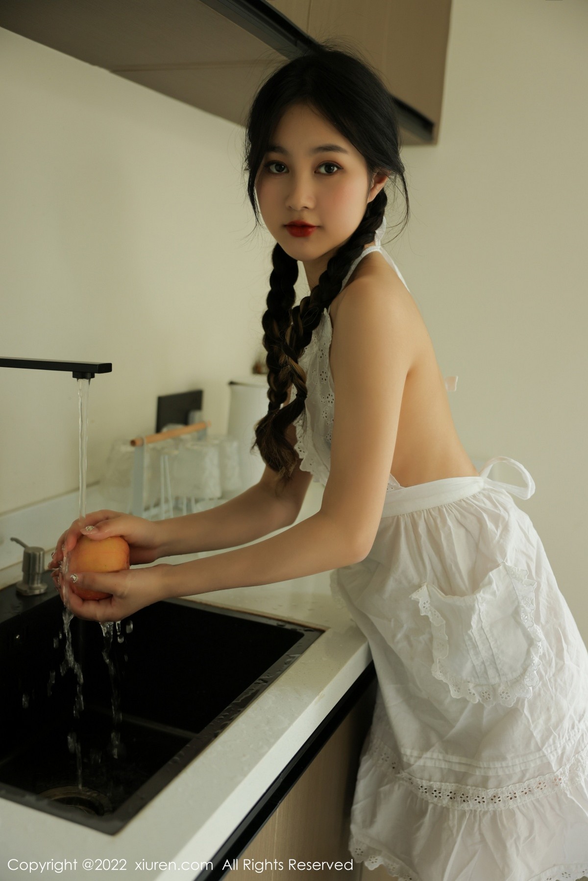 xgyw.top_XiuRen第4992期_模特谢晚晚居家厨娘主题性感白色真空围裙秀翘臀美腿诱惑写真48P