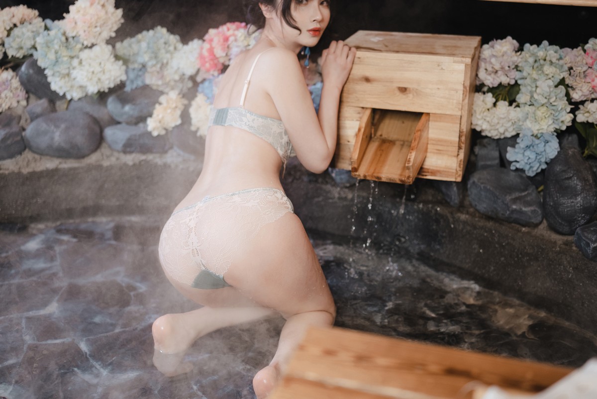 xgyw.top_网络美女rioko凉凉子温泉旅行主题私房脱日系服饰露性感蕾丝内衣迷人诱惑写真31P
