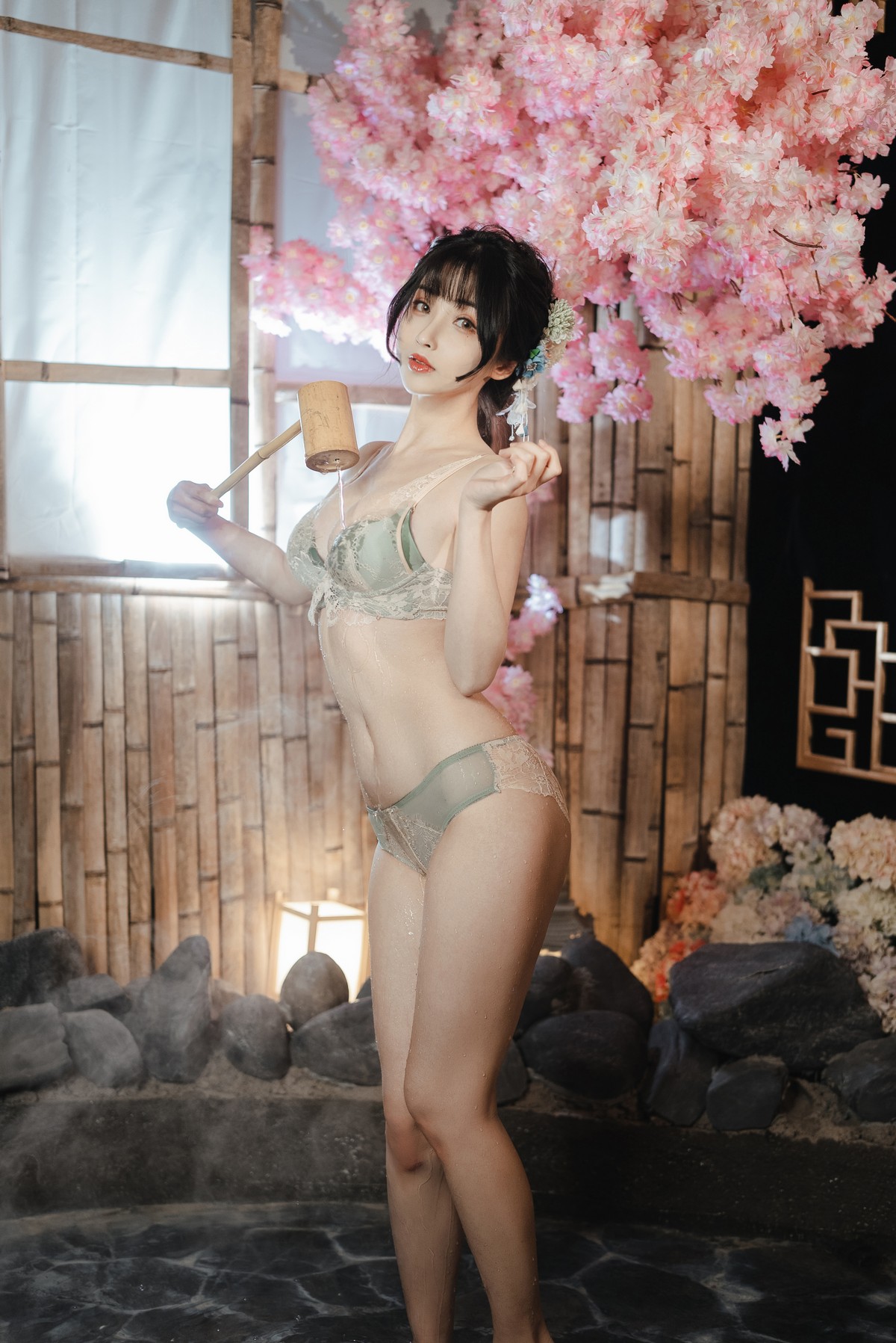 xgyw.top_网络美女rioko凉凉子温泉旅行主题私房脱日系服饰露性感蕾丝内衣迷人诱惑写真31P