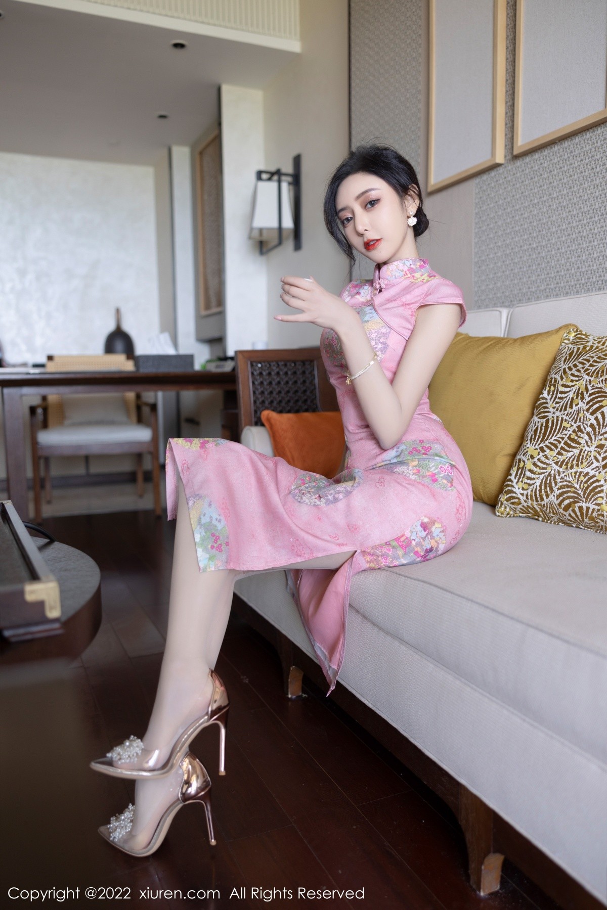 xgyw.top_XiuRen第5007期_女神王馨瑶yanni厦门旅拍脱粉红旗袍露性感内衣超薄肉丝诱惑写真85P