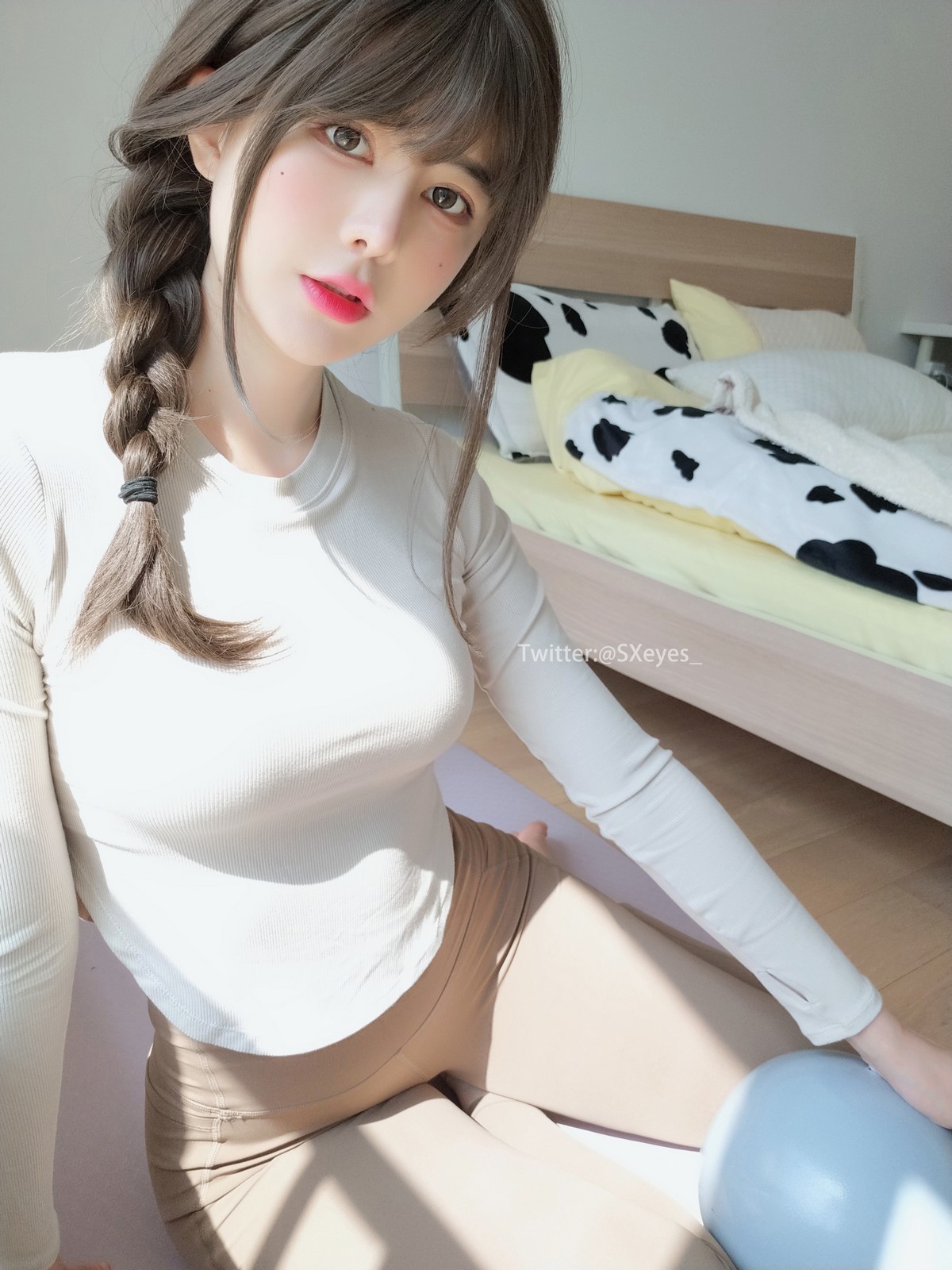 xgyw.top_萌妹子眼酱大魔王w瑜伽服主题私房性感紧身运动服秀丰满翘臀撩人诱惑写真32P