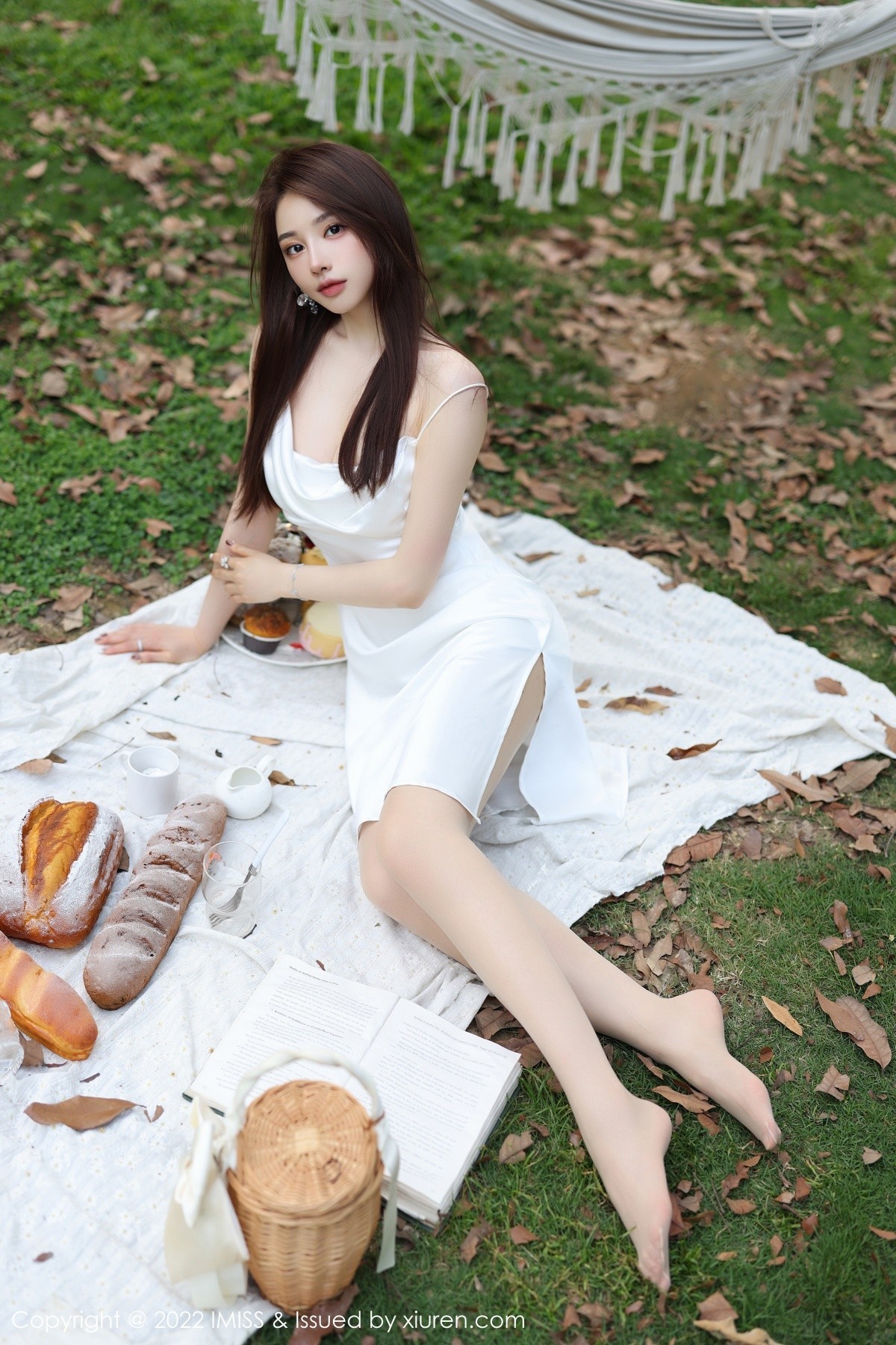 xgyw.top_[IMISS爱蜜社]Vol.682_气质女神Lynn刘奕宁户外田园性感白色连身裙秀曼妙身材迷人写真24P