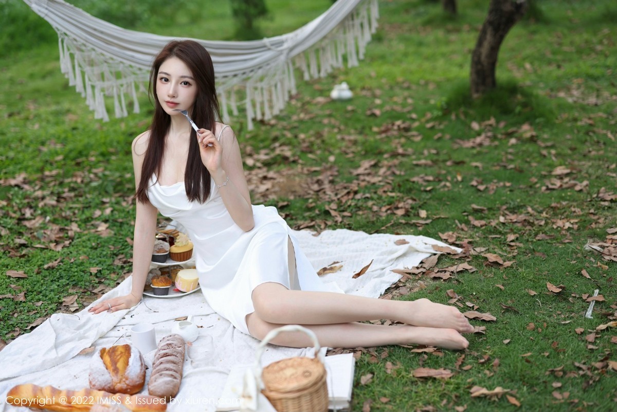 xgyw.top_[IMISS爱蜜社]Vol.682_气质女神Lynn刘奕宁户外田园性感白色连身裙秀曼妙身材迷人写真24P