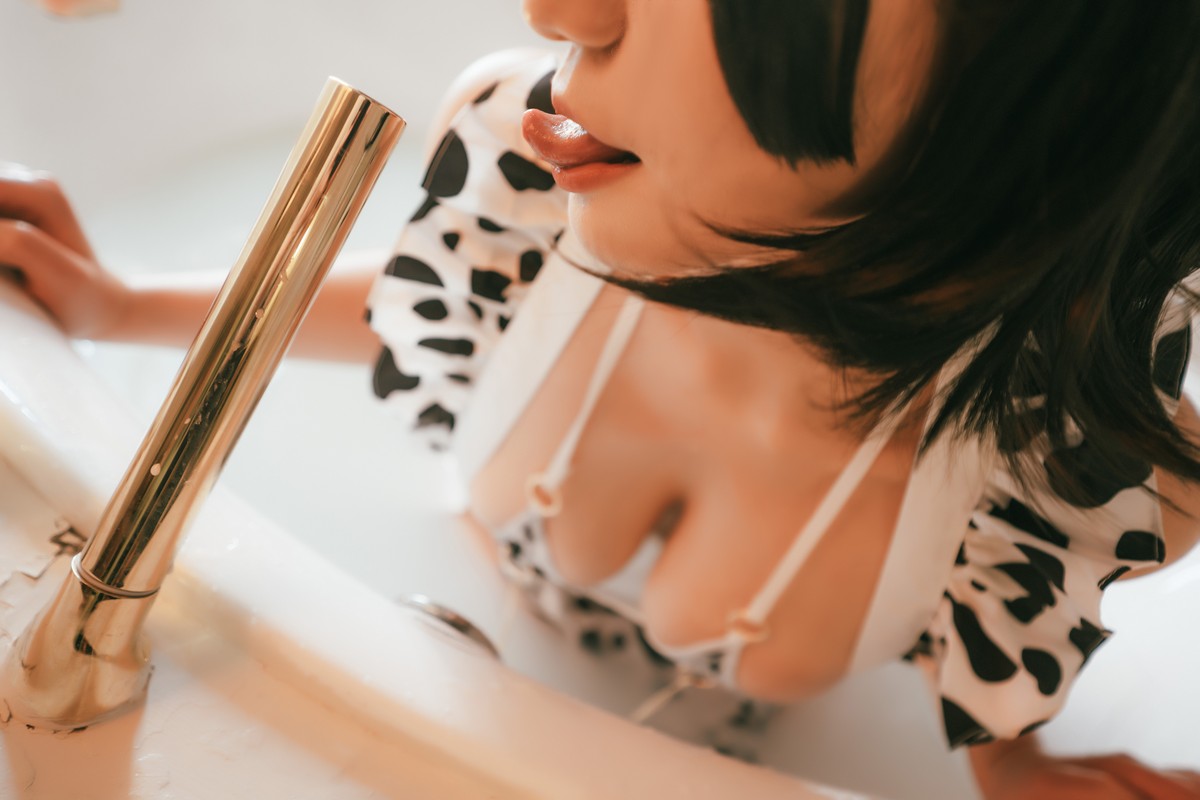 xgyw.top_网络美女星澜是澜澜叫澜妹呀乳牛女仆主题私房浴室脱三点式内衣露豪乳诱惑写真42P