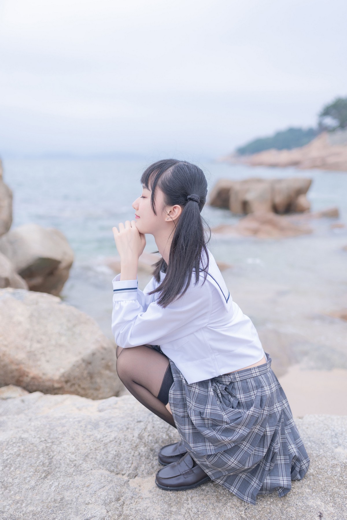 xgyw.top_萌系小姐姐木绵绵OwO海边JK主题海边性感格子百褶裙下黑丝袜秀美腿写真40P