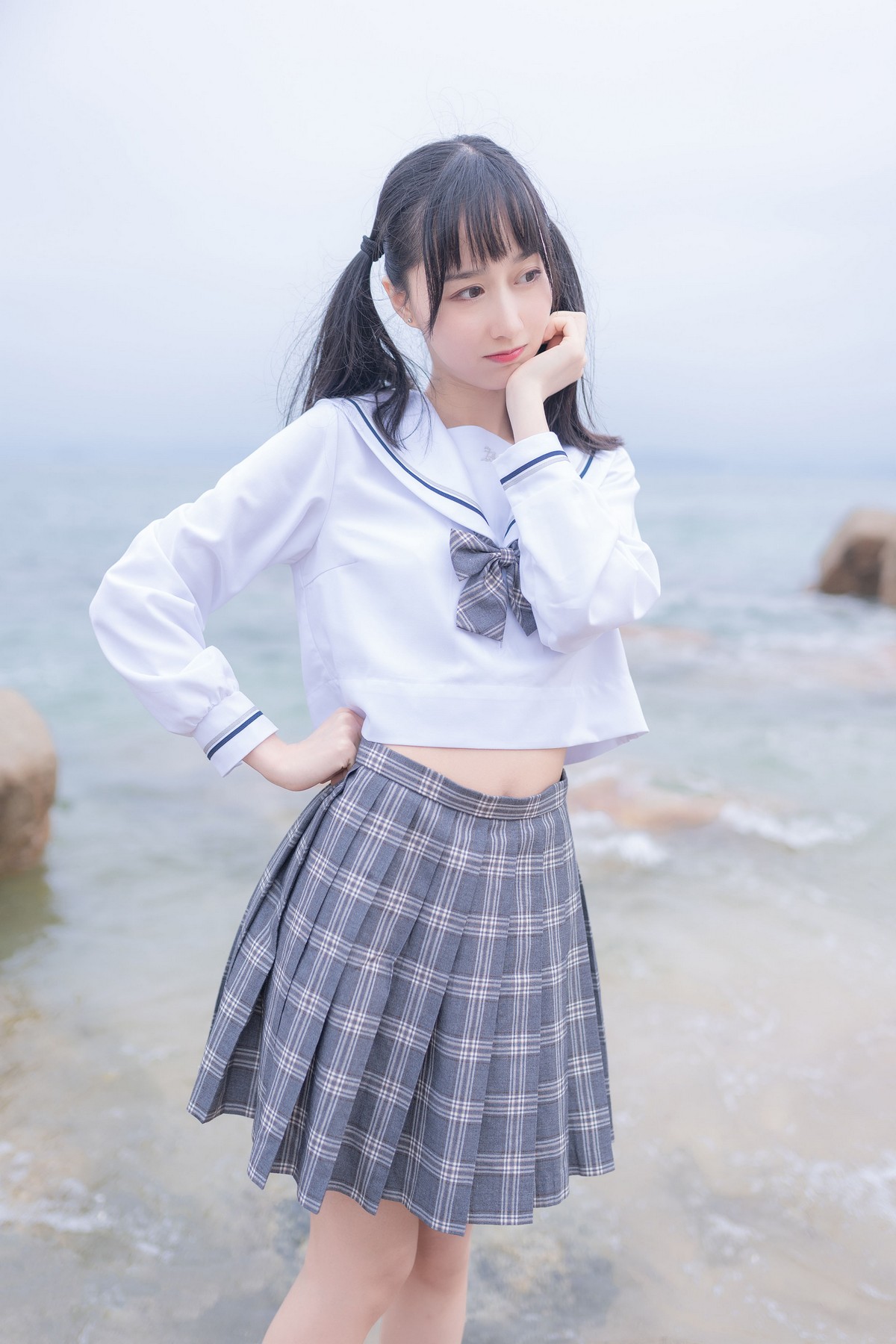 xgyw.top_萌系小姐姐木绵绵OwO海边JK主题海边性感格子百褶裙下黑丝袜秀美腿写真40P