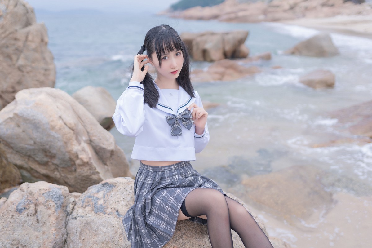 xgyw.top_萌系小姐姐木绵绵OwO海边JK主题海边性感格子百褶裙下黑丝袜秀美腿写真40P