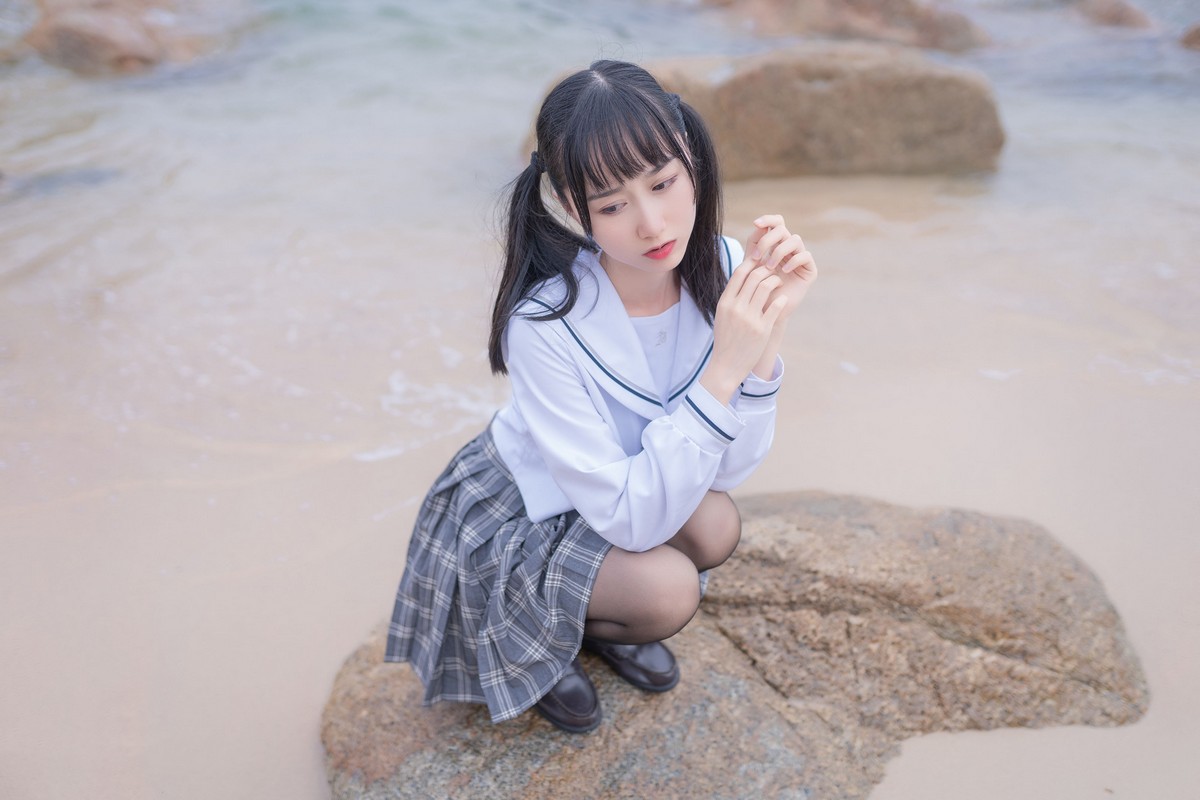 xgyw.top_萌系小姐姐木绵绵OwO海边JK主题海边性感格子百褶裙下黑丝袜秀美腿写真40P