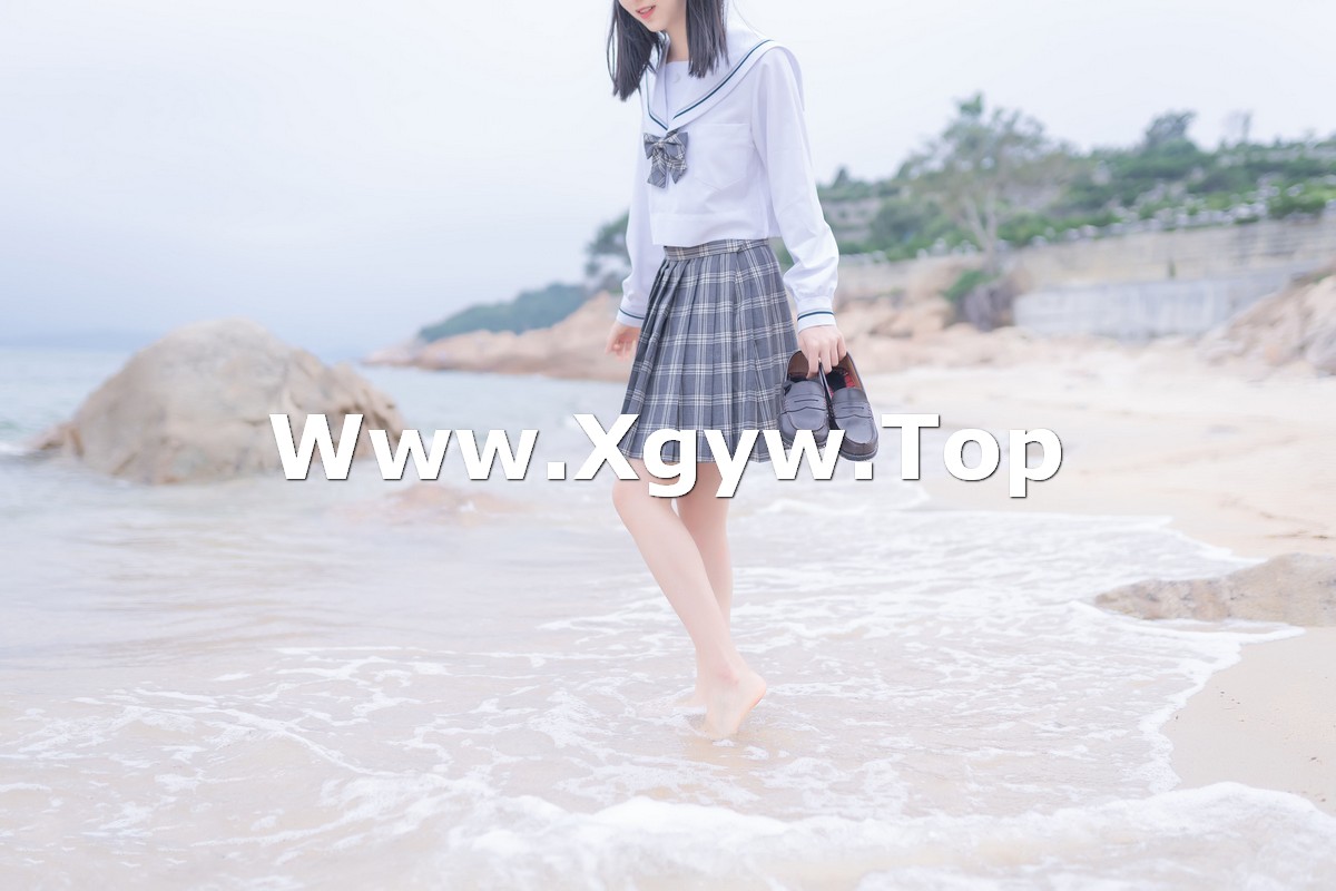 xgyw.top_萌系小姐姐木绵绵OwO海边JK主题海边性感格子百褶裙下黑丝袜秀美腿写真40P
