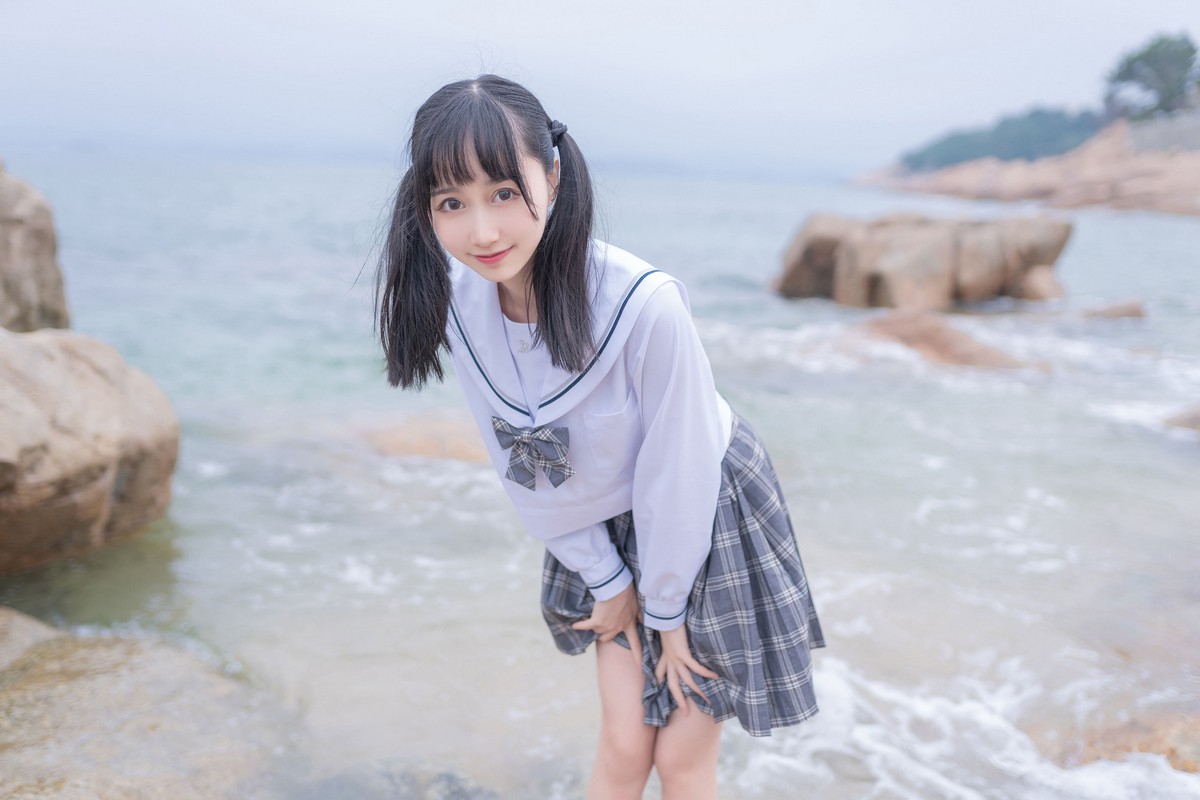 xgyw.top_萌系小姐姐木绵绵OwO海边JK主题海边性感格子百褶裙下黑丝袜秀美腿写真40P