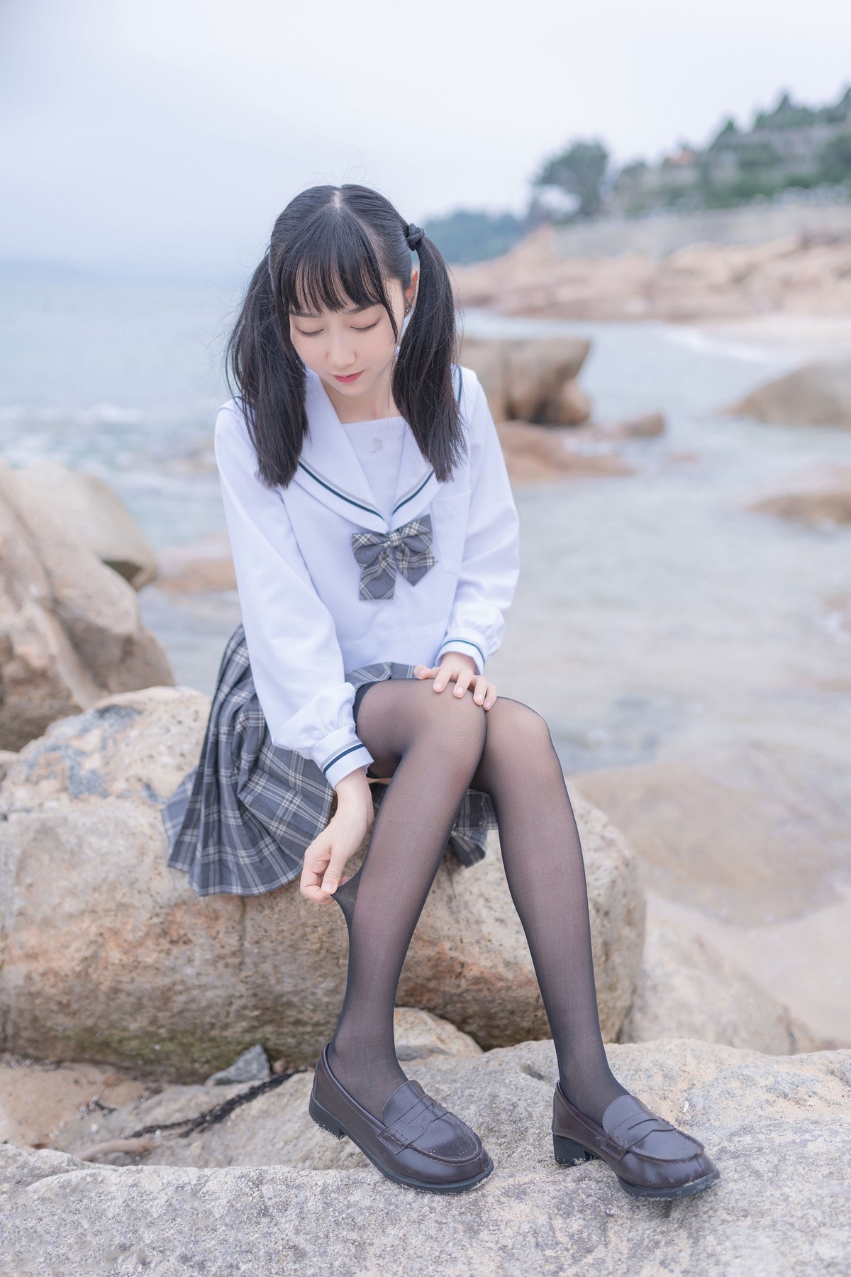 xgyw.top_萌系小姐姐木绵绵OwO海边JK主题海边性感格子百褶裙下黑丝袜秀美腿写真40P