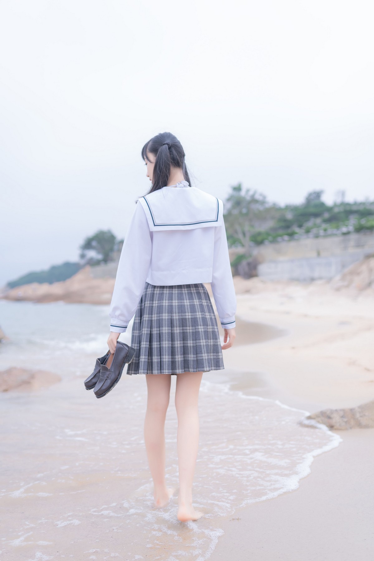 xgyw.top_萌系小姐姐木绵绵OwO海边JK主题海边性感格子百褶裙下黑丝袜秀美腿写真40P