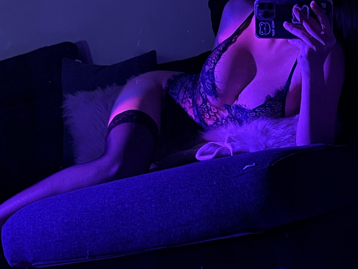xgyw.top_萌系小姐姐白烨夜色妖姬主题私房暗色灯光下情趣蕾丝内衣秀火辣身材诱惑写真75P