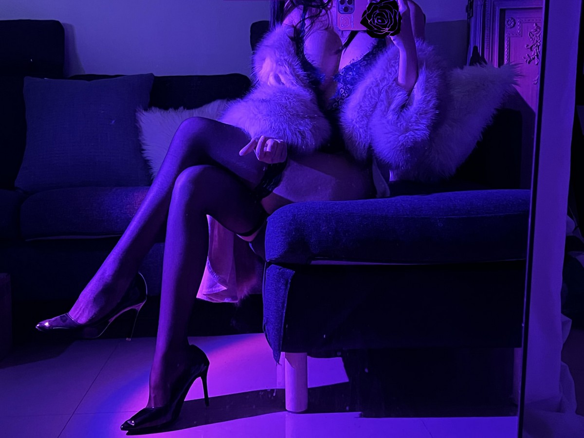 xgyw.top_萌系小姐姐白烨夜色妖姬主题私房暗色灯光下情趣蕾丝内衣秀火辣身材诱惑写真75P