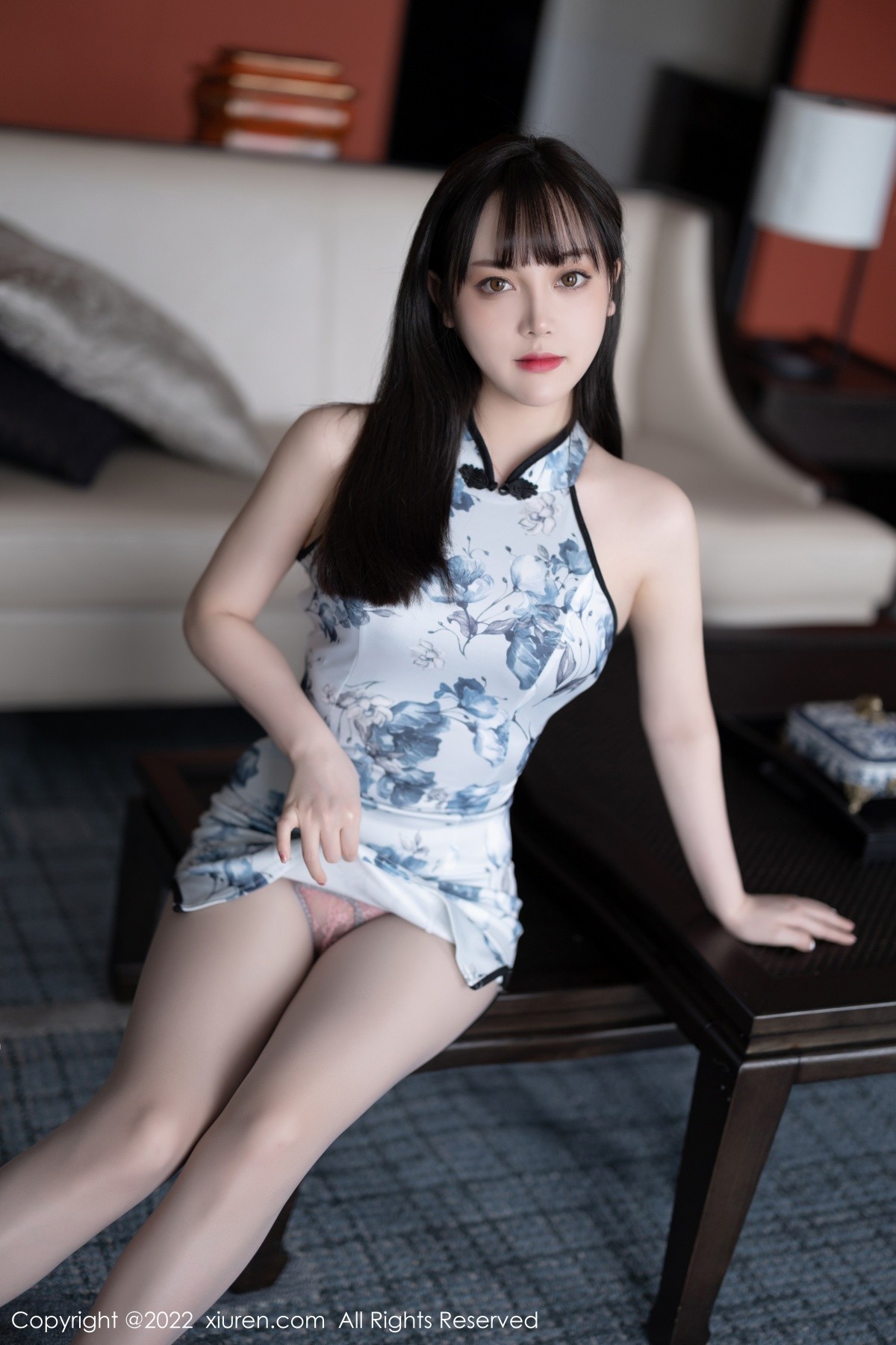 xgyw.top_XiuRen第5025期_模特豆瓣酱脱白色图案旗袍露性感粉色内衣秀丰满身材诱惑写真70P