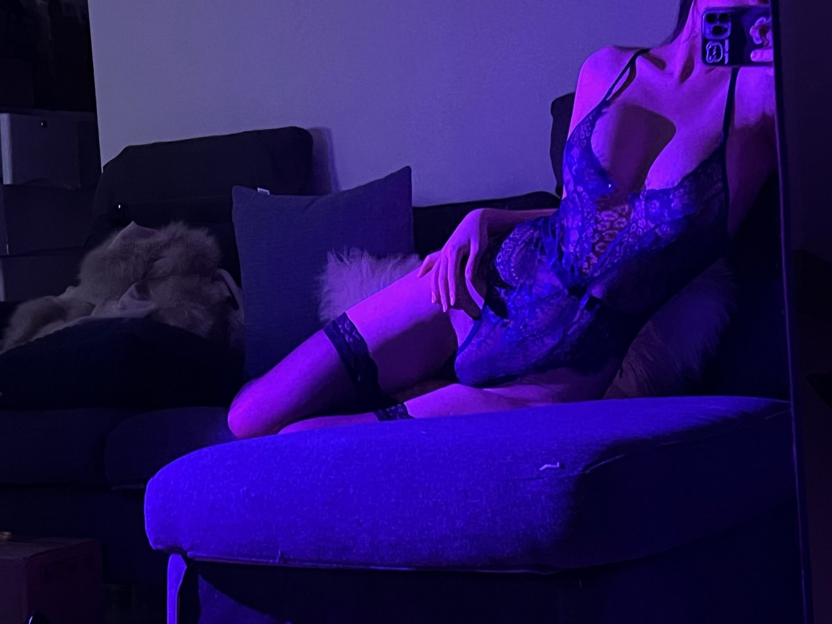 xgyw.top_萌系小姐姐白烨夜色妖姬主题私房暗色灯光下情趣蕾丝内衣秀火辣身材诱惑写真75P