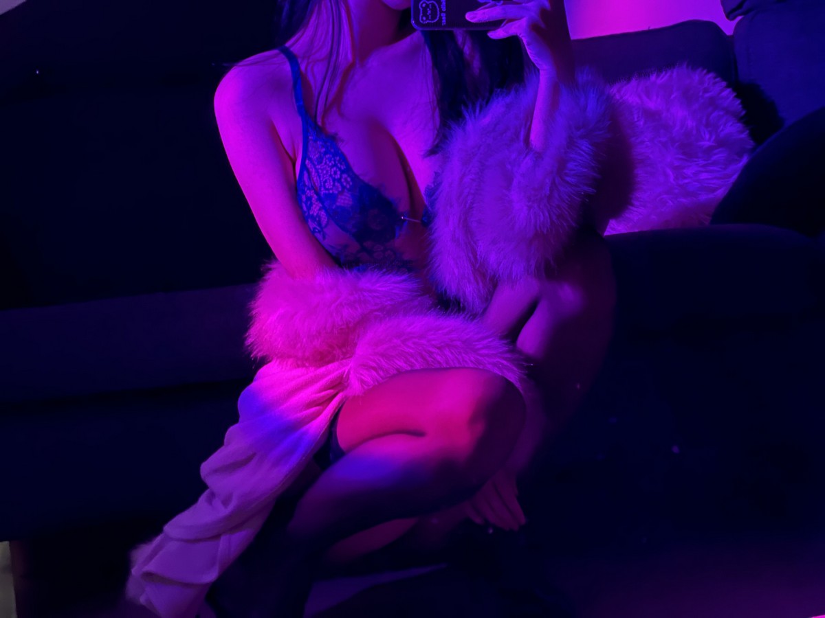 xgyw.top_萌系小姐姐白烨夜色妖姬主题私房暗色灯光下情趣蕾丝内衣秀火辣身材诱惑写真75P