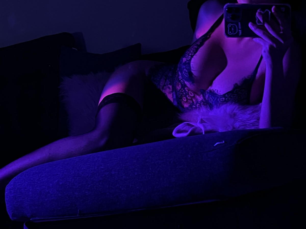 xgyw.top_萌系小姐姐白烨夜色妖姬主题私房暗色灯光下情趣蕾丝内衣秀火辣身材诱惑写真75P