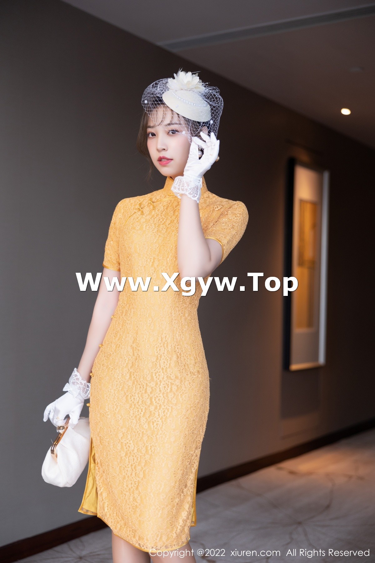 xgyw.top_XiuRen第5029期_模特郑颖姗黄色短款旗袍配开档肉丝半脱露白色蕾丝内衣诱惑写真66P