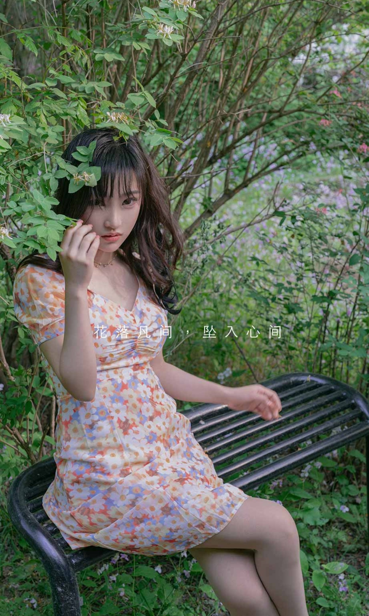 xgyw.top_[Ugirls爱尤物]No.2331_模特西门小玉户外性感花色连衣裙半脱秀完美身材诱惑写真35P