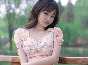[Ugirls爱极品]No.2331_车模西门小玉户外性感花色连衣裙半脱秀完美身材骚扰写真35P