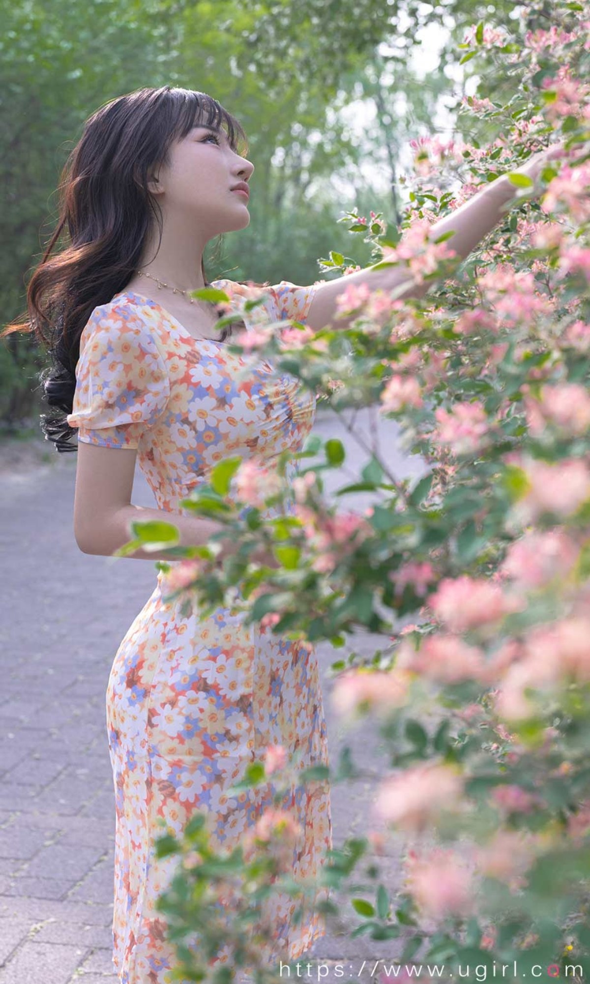 xgyw.top_[Ugirls爱尤物]No.2331_模特西门小玉户外性感花色连衣裙半脱秀完美身材诱惑写真35P