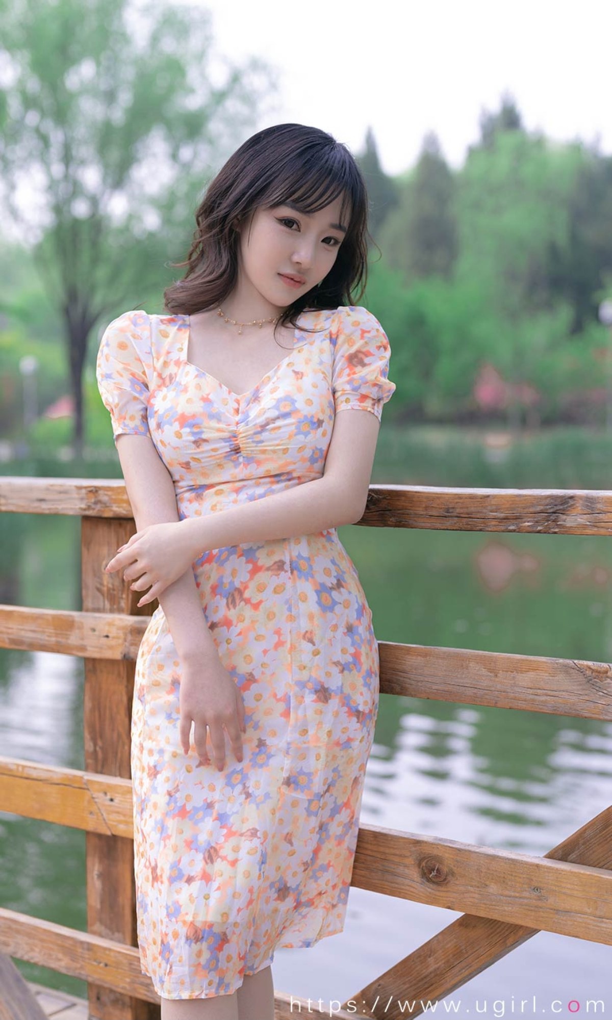 xgyw.top_[Ugirls爱尤物]No.2331_模特西门小玉户外性感花色连衣裙半脱秀完美身材诱惑写真35P