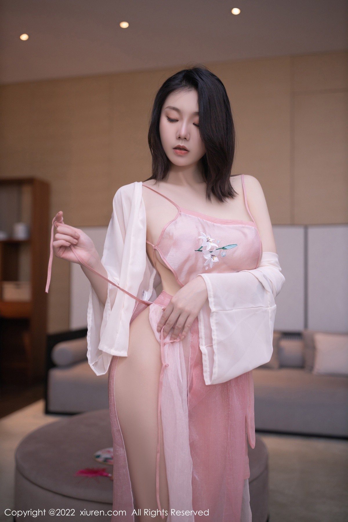 xgyw.top_XiuRen第5052期_模特安然anran珠三角旅拍古装服饰粉色肚兜秀惹火身材诱惑写真74P
