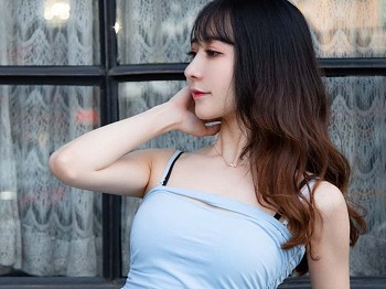 [Ugirls爱极品]No.2333_车模水水户外街头性感淡蓝色吊带裙秀完美身材迷人骚扰写真35P