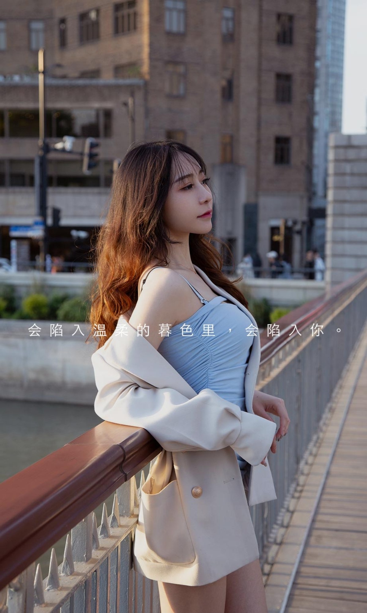 xgyw.top_[Ugirls爱尤物]No.2333_模特水水户外街头性感淡蓝色吊带裙秀完美身材迷人诱惑写真35P