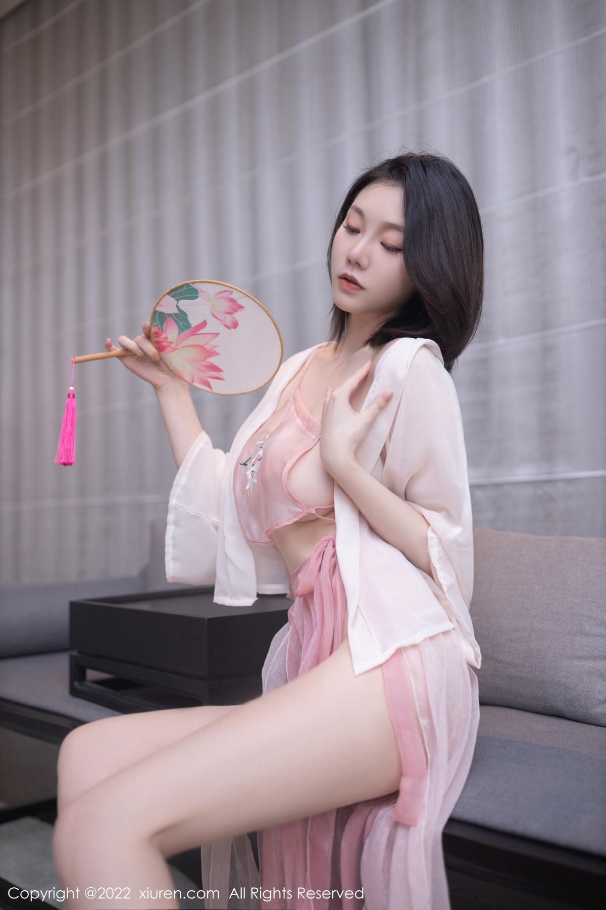 xgyw.top_XiuRen第5052期_模特安然anran珠三角旅拍古装服饰粉色肚兜秀惹火身材诱惑写真74P