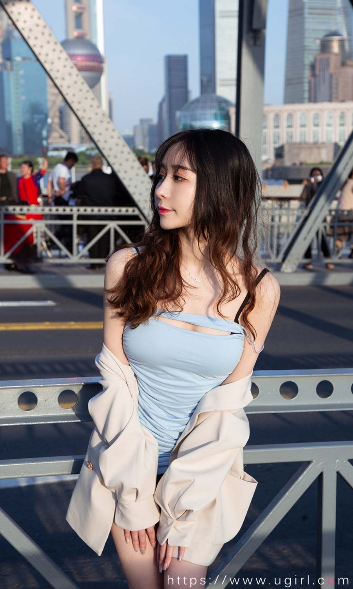 xgyw.top_[Ugirls爱尤物]No.2333_模特水水户外街头性感淡蓝色吊带裙秀完美身材迷人诱惑写真35P