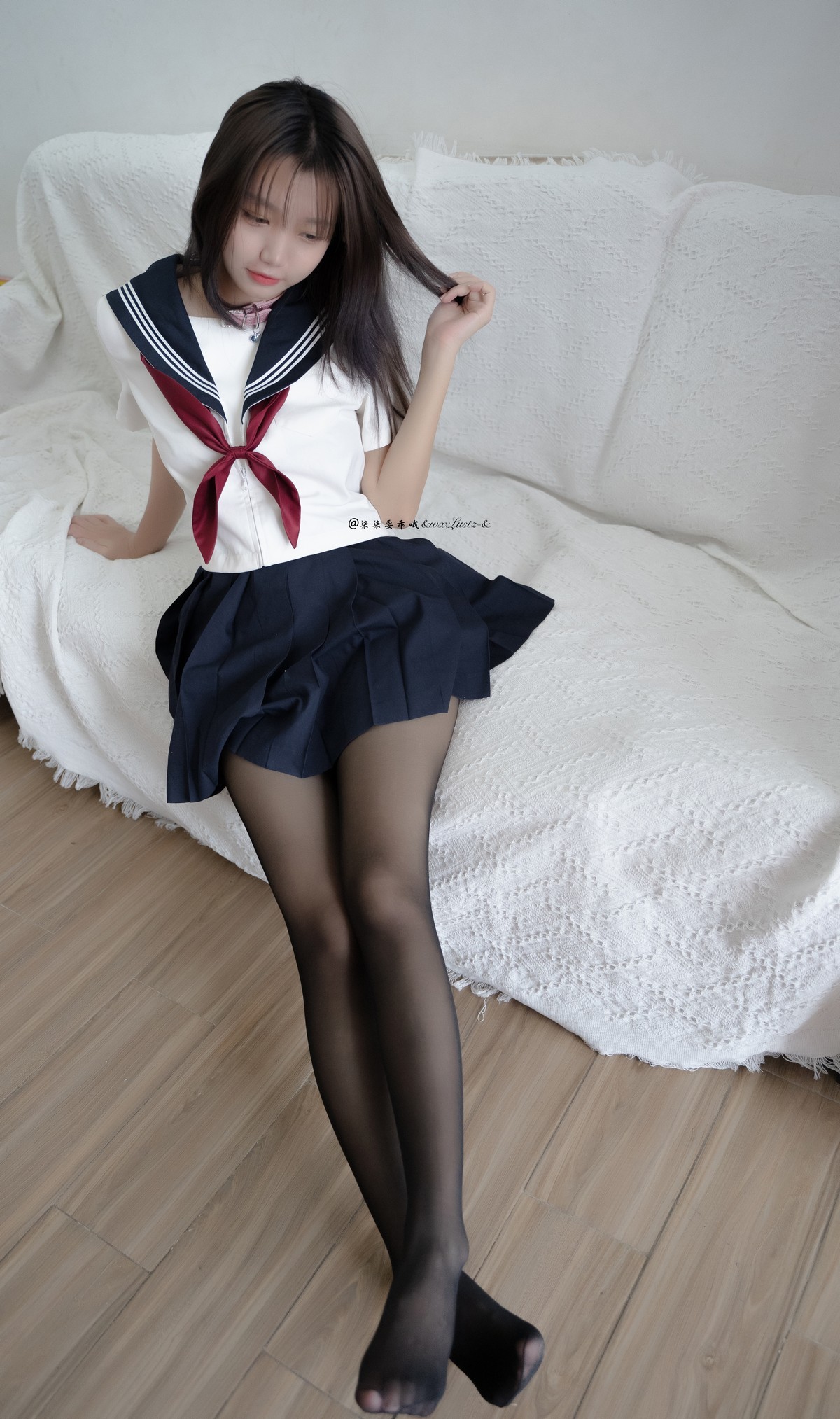xgyw.top_动漫博主柒柒要乖哦天台学姐主题性感学生制服下超薄无内黑丝秀翘臀诱惑写真80P