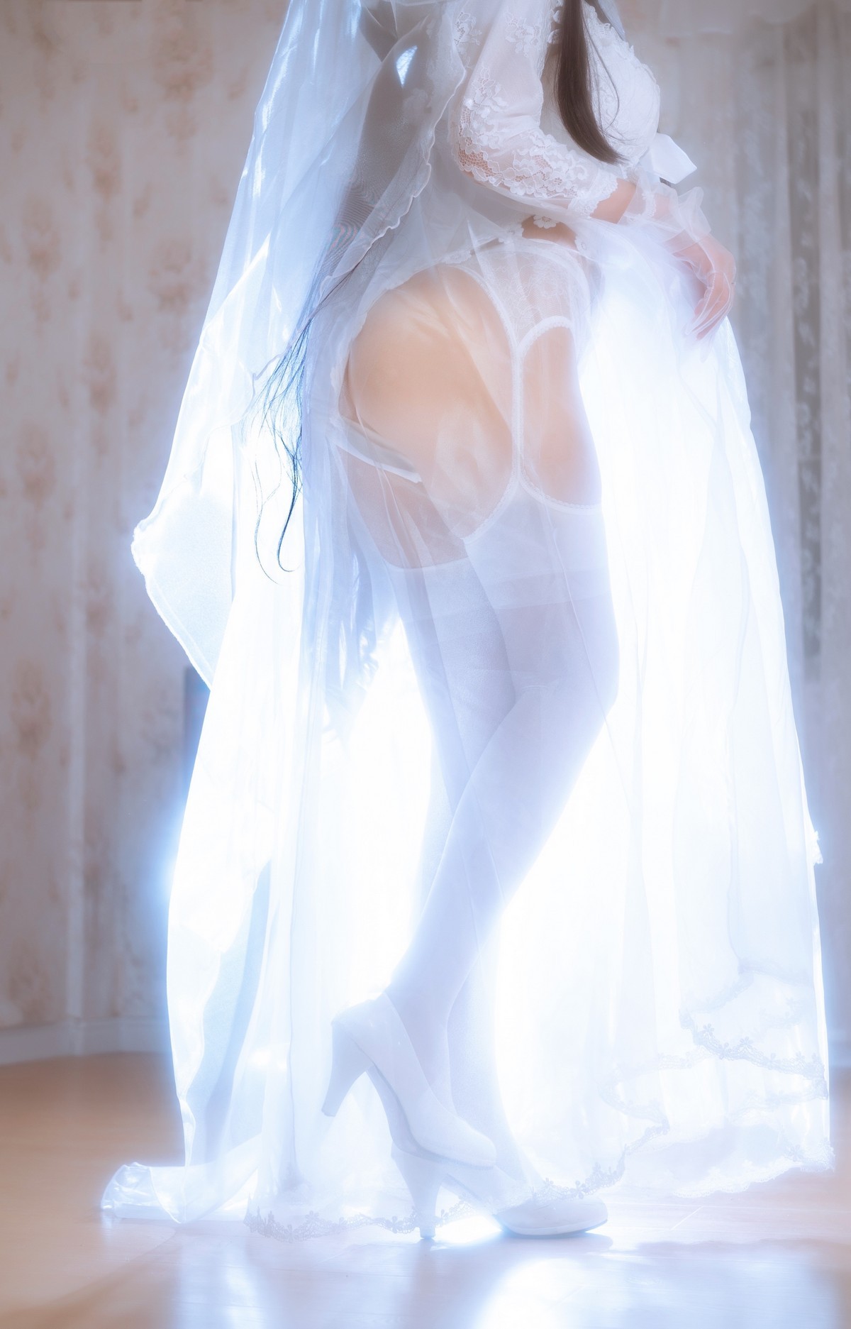 xgyw.top_白嫩美少女鬼畜瑶在不在婚纱主题私房性感纯白薄透婚纱秀惹火身材诱惑写真38P