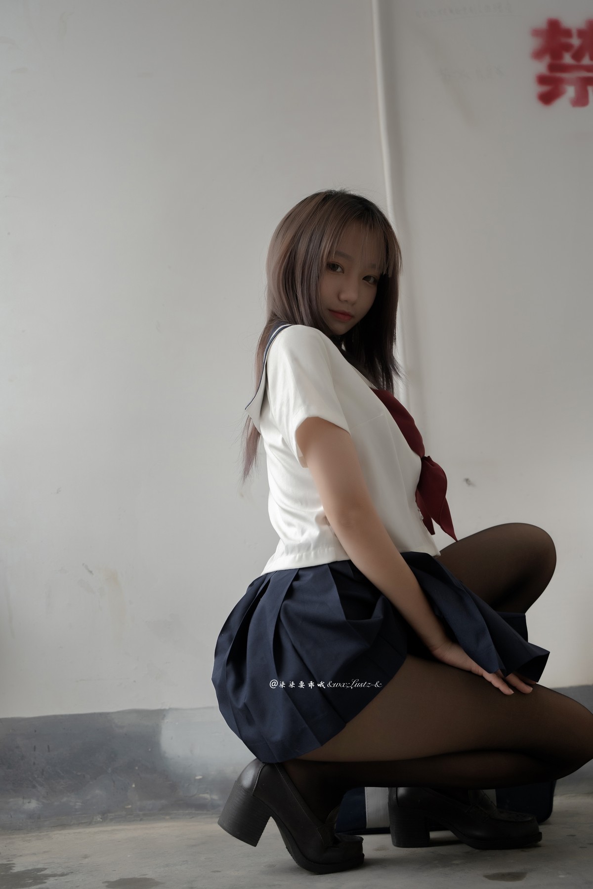 xgyw.top_动漫博主柒柒要乖哦天台学姐主题性感学生制服下超薄无内黑丝秀翘臀诱惑写真80P